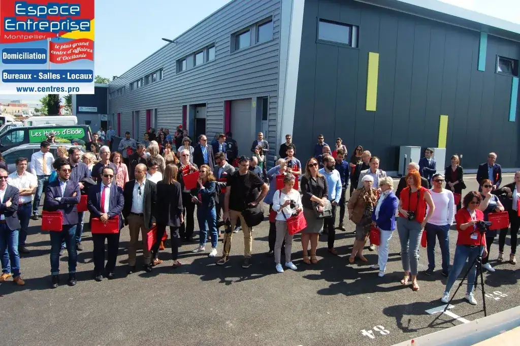 Inauguration de l'extension du centre Espace Entreprise Garosud à Montpellier : public rassemblé devant le bâtiment écoutant les discours