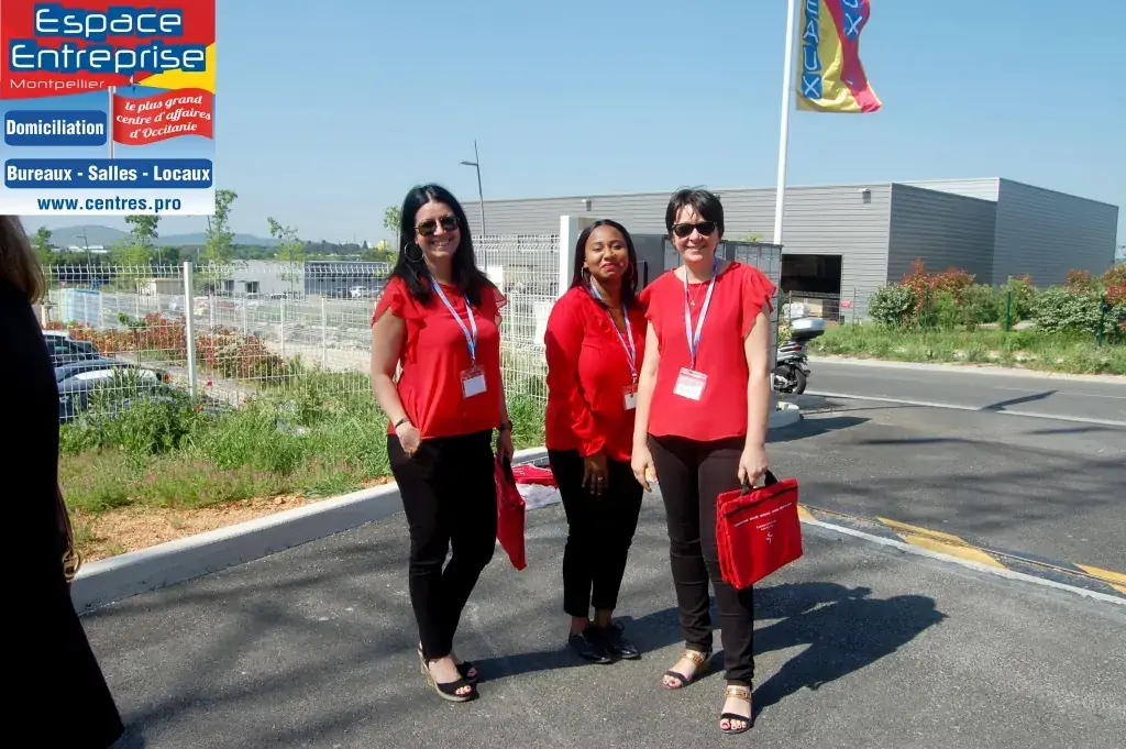 Inauguration de l'extension du centre Espace Entreprise Garosud à Montpellier : trois participantes posant sur le parking devant les locaux