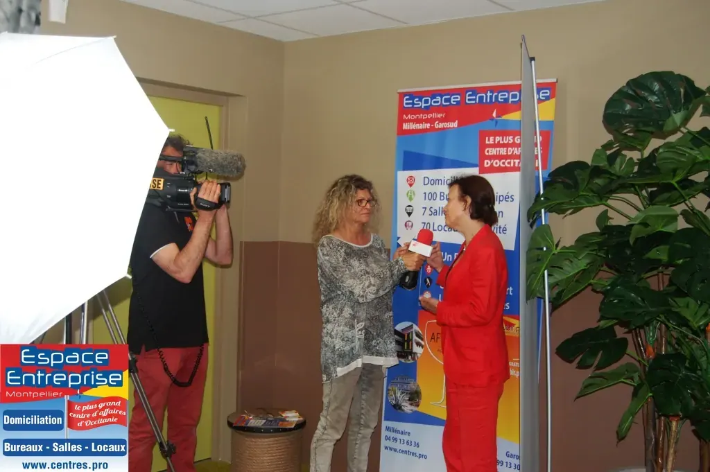 Inauguration de l'extension du centre Espace Entreprise Garosud à Montpellier : tournage d'une interview dans le hall devant le kakémono