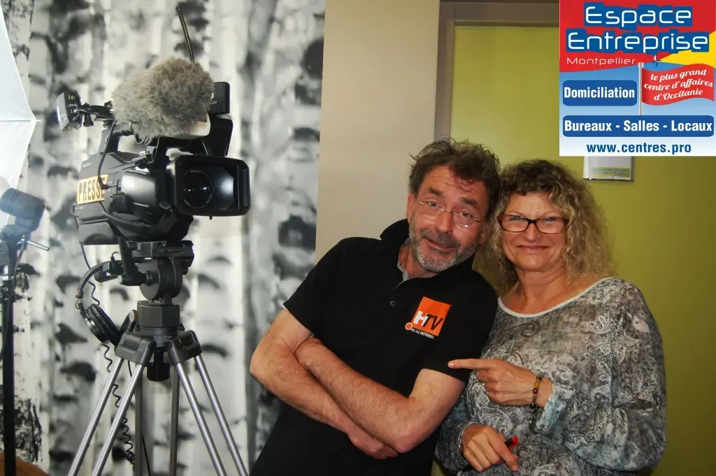 Inauguration de l'extension du centre Espace Entreprise Garosud à Montpellier : deux invités posant à côté de la caméra de tournage