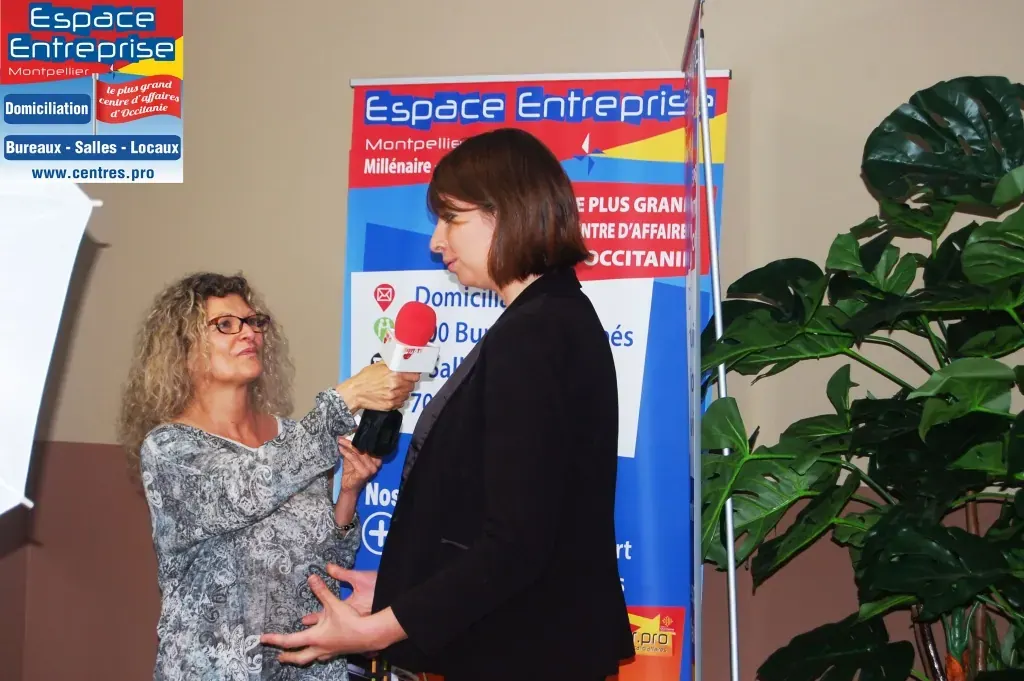 Inauguration de l'extension du centre Espace Entreprise Garosud à Montpellier : interview d'une invitée devant le kakémono Espace Entreprise