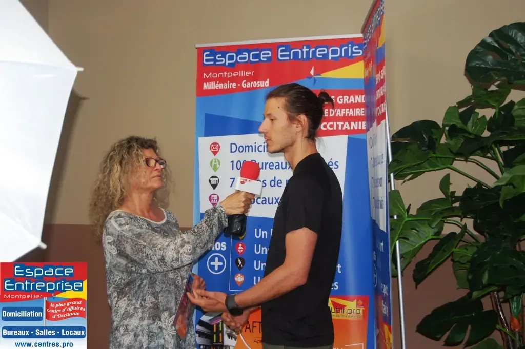 Inauguration de l'extension du centre Espace Entreprise Garosud à Montpellier : interview au micro devant le kakémono Espace Entreprise
