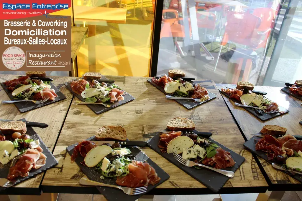 Inauguration du restaurant du centre Espace Entreprise Garosud à Montpellier : assiettes de charcuterie et fromages dressées sur une table en bois
