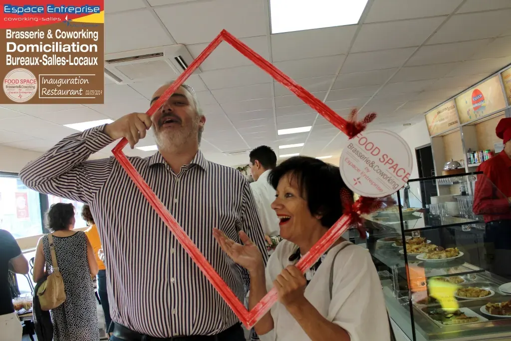 Inauguration du restaurant du centre Espace Entreprise Garosud à Montpellier : invités posant avec le cadre rouge Food Space devant le comptoir