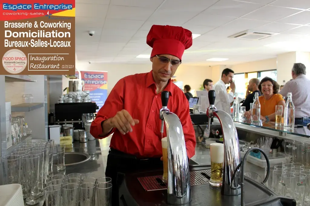 Inauguration du restaurant du centre Espace Entreprise Garosud à Montpellier : personne en toque rouge servant au comptoir du restaurant