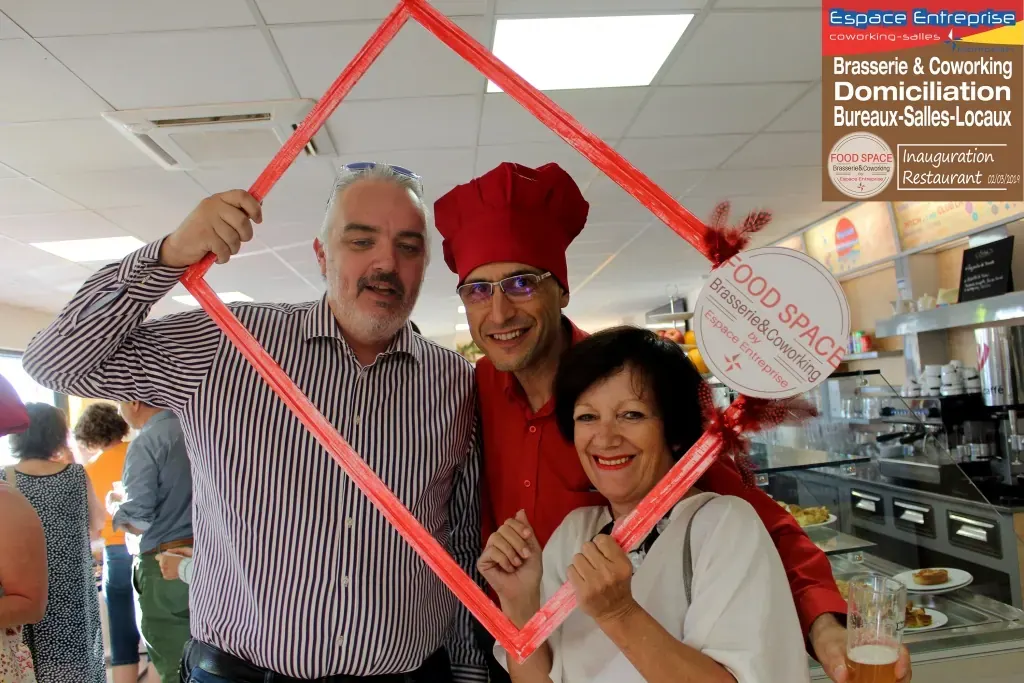 Inauguration du restaurant du centre Espace Entreprise Garosud à Montpellier : trois invités posant dans le cadre rouge de l'inauguration