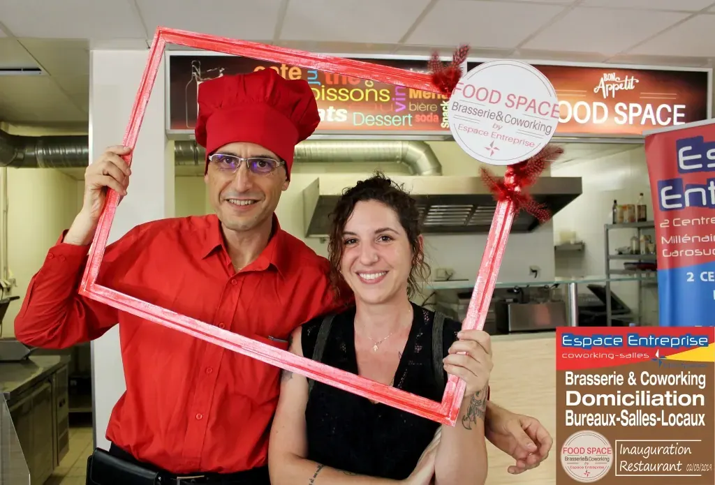 Inauguration du restaurant du centre Espace Entreprise Garosud à Montpellier : deux invités posant dans le cadre rouge devant le kakémono