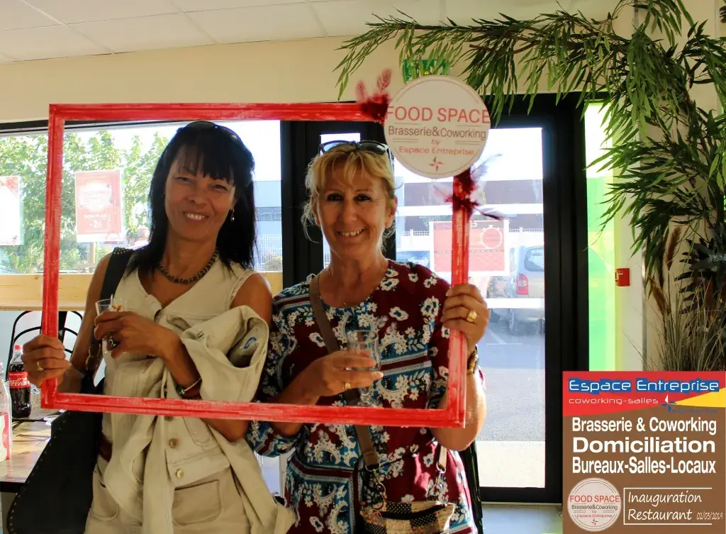 Inauguration du restaurant du centre Espace Entreprise Garosud à Montpellier : deux invitées posant avec le cadre rouge Food Space