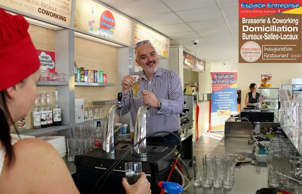 Inauguration du restaurant du centre Espace Entreprise Garosud à Montpellier : service au comptoir du restaurant avec bouteilles en arrière-plan
