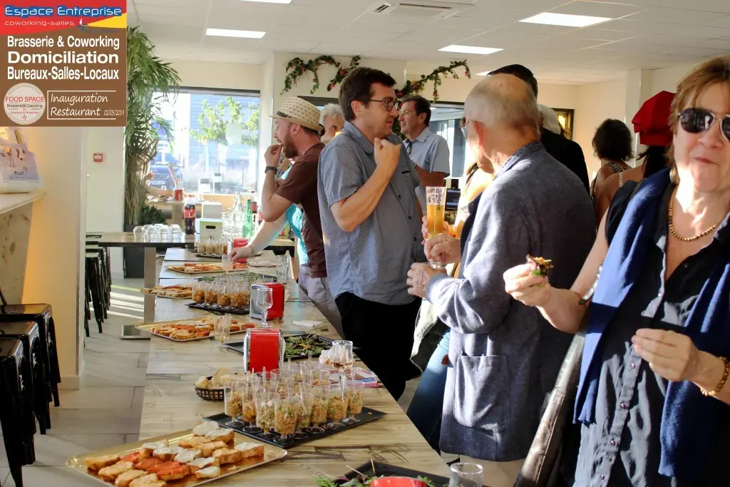 Inauguration du restaurant du centre Espace Entreprise Garosud à Montpellier : invités échangeant debout près du buffet du restaurant