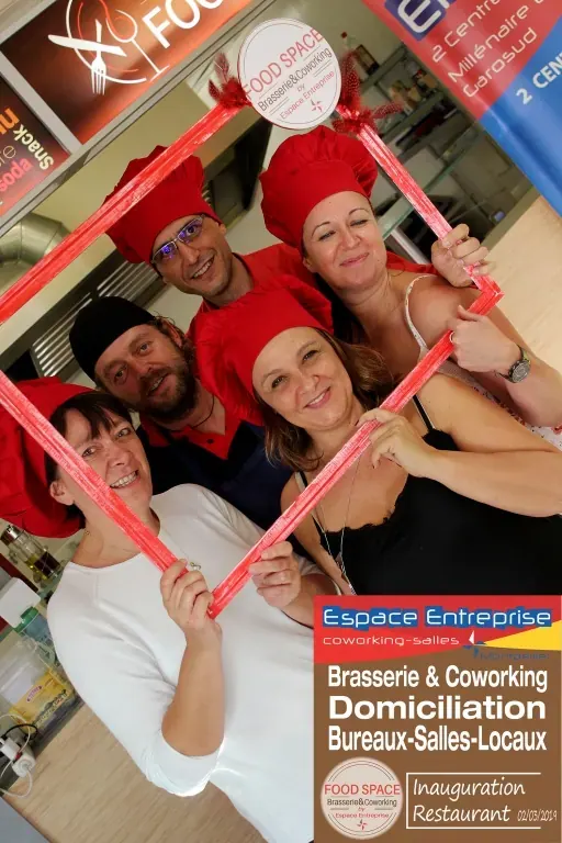 Inauguration du restaurant du centre Espace Entreprise Garosud à Montpellier : invités posant avec le cadre rouge devant le kakémono Espace Entreprise