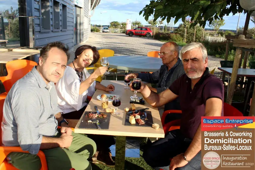 Inauguration du restaurant du centre Espace Entreprise Garosud à Montpellier : invités attablés en terrasse trinquant autour du repas