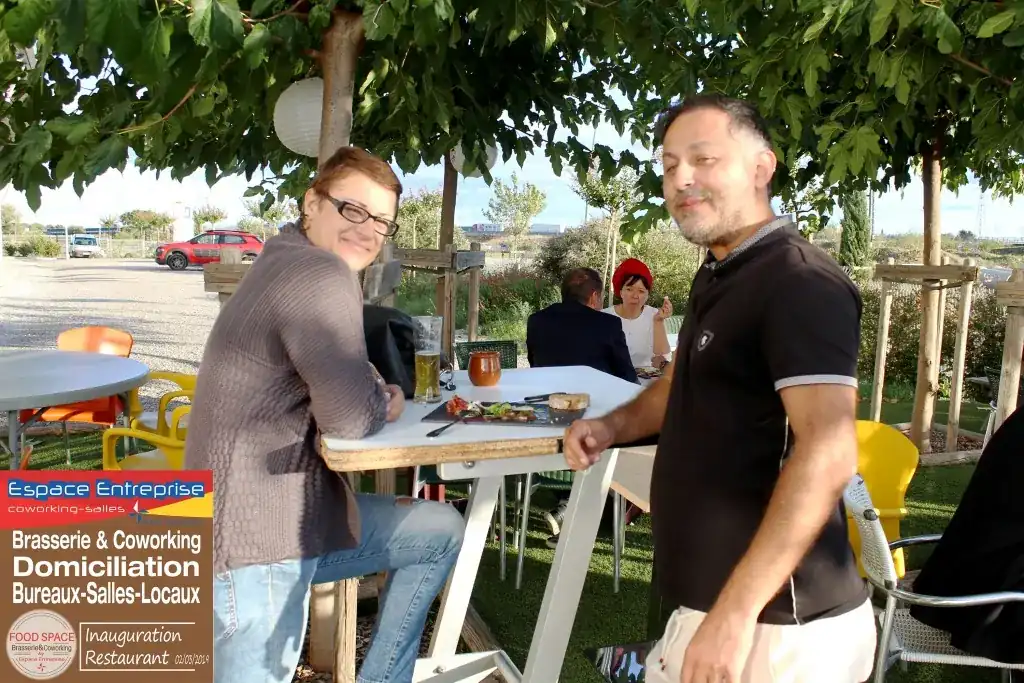 Inauguration du restaurant du centre Espace Entreprise Garosud à Montpellier : invités debout en terrasse à l'ombre des arbres
