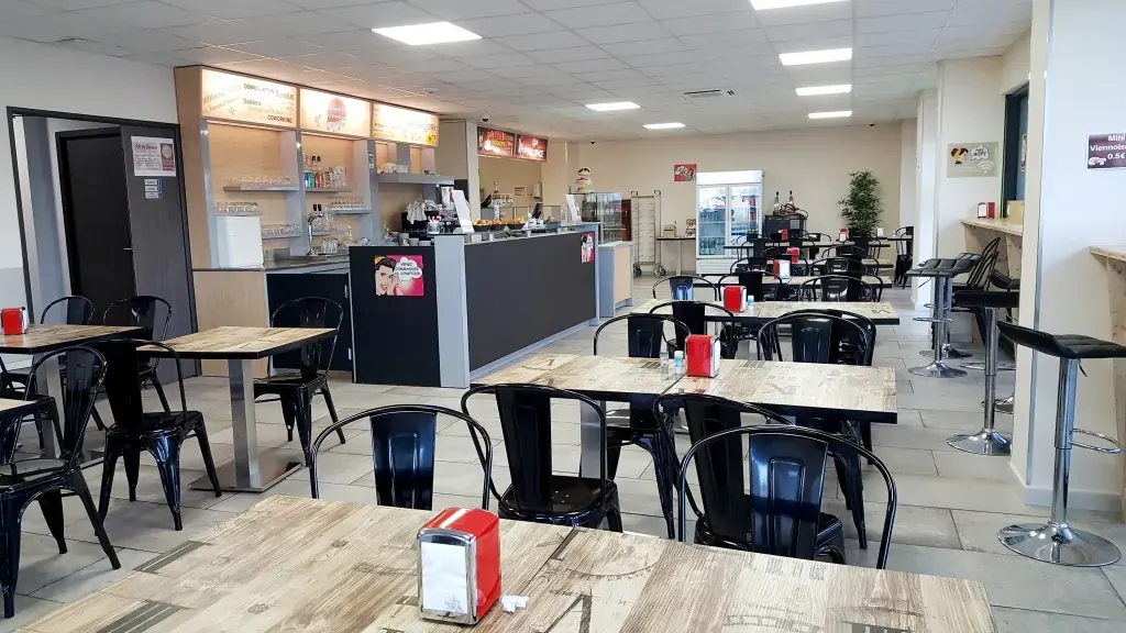 Inauguration du restaurant du centre Espace Entreprise Garosud à Montpellier : salle du restaurant vide avec tables en bois et chaises noires