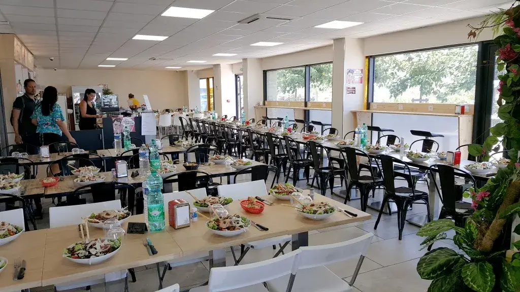 Inauguration du restaurant du centre Espace Entreprise Garosud à Montpellier : salle du restaurant avec tables dressées et invités au fond