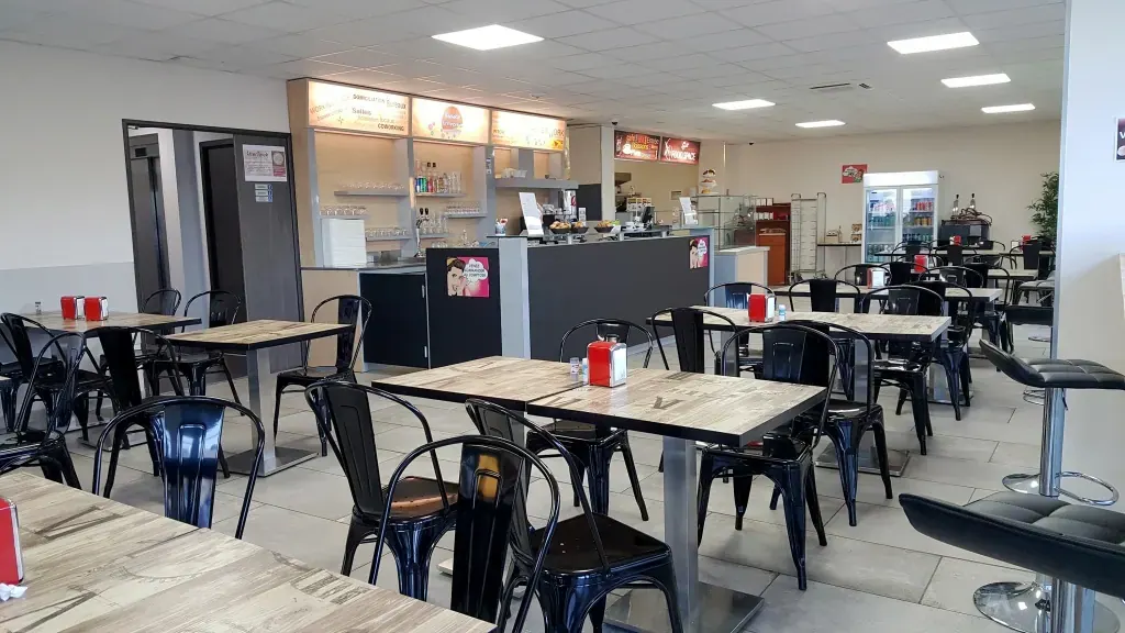 Inauguration du restaurant du centre Espace Entreprise Garosud à Montpellier : tables et chaises de la salle du restaurant avant le service