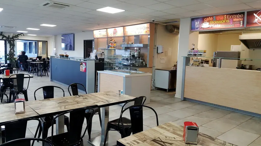 Inauguration du restaurant du centre Espace Entreprise Garosud à Montpellier : salle du restaurant avec comptoir et tables en bois clair