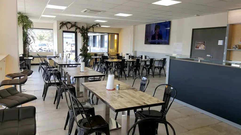 Inauguration du restaurant du centre Espace Entreprise Garosud à Montpellier : vue de la salle du restaurant et de ses tables dressées