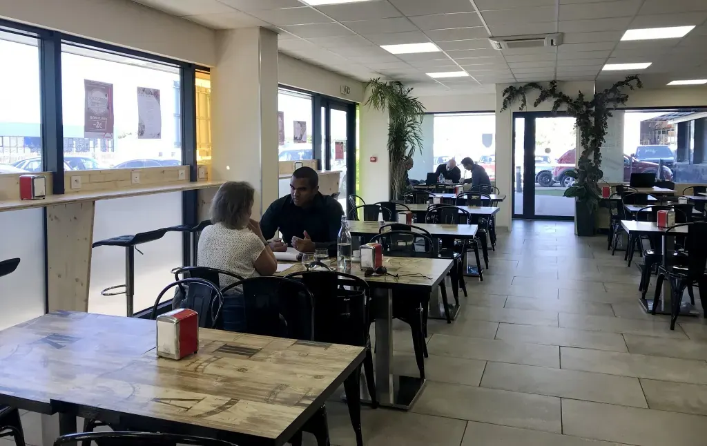 Inauguration du restaurant du centre Espace Entreprise Garosud à Montpellier : clients attablés dans la salle lumineuse du restaurant