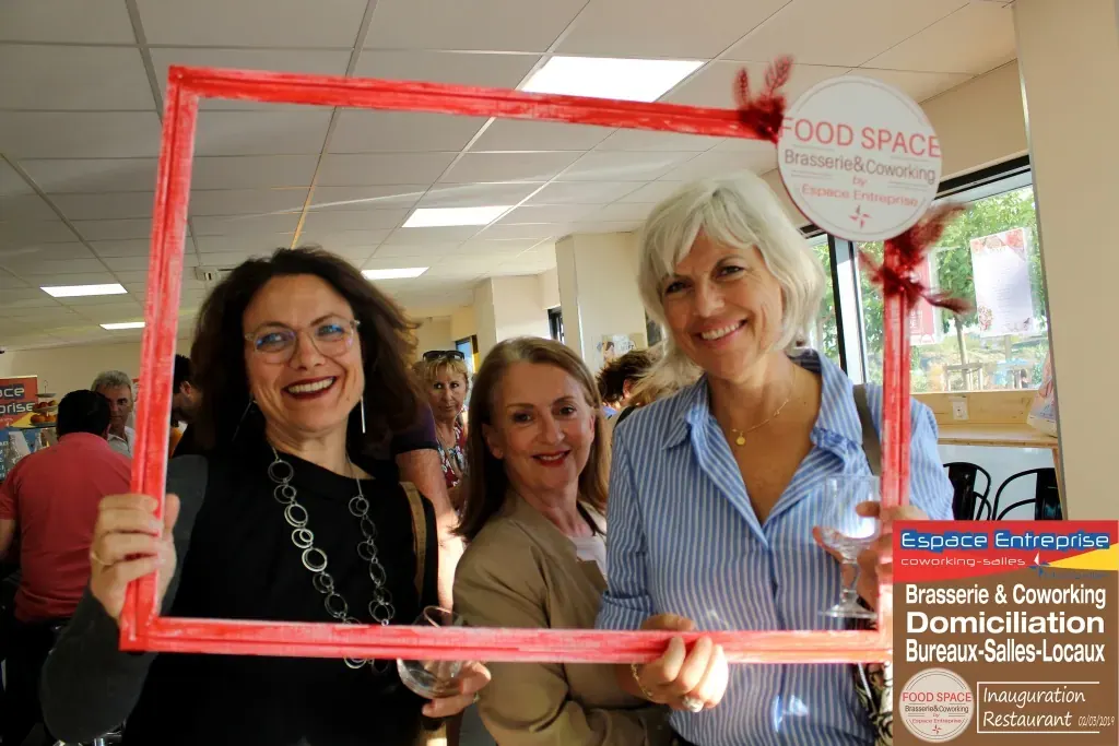 Inauguration du restaurant du centre Espace Entreprise Garosud à Montpellier : trois invitées posant dans le cadre rouge Food Space