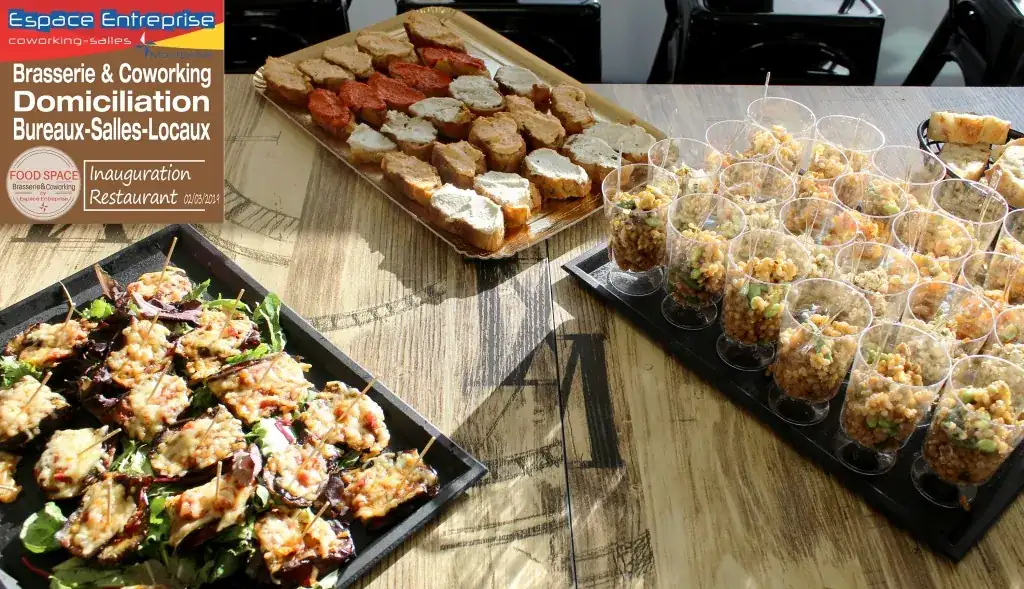Inauguration du restaurant du centre Espace Entreprise Garosud à Montpellier : plateaux de canapés et bouchées apéritives sur la table