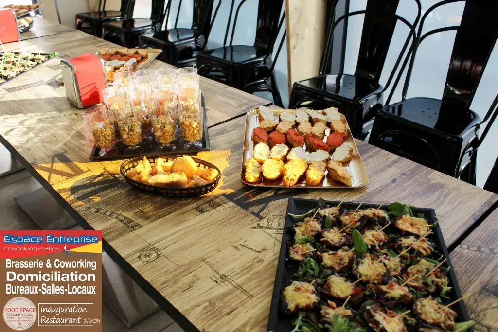 Inauguration du restaurant du centre Espace Entreprise Garosud à Montpellier : plateaux de mignardises et amuse-bouches dressés sur la table