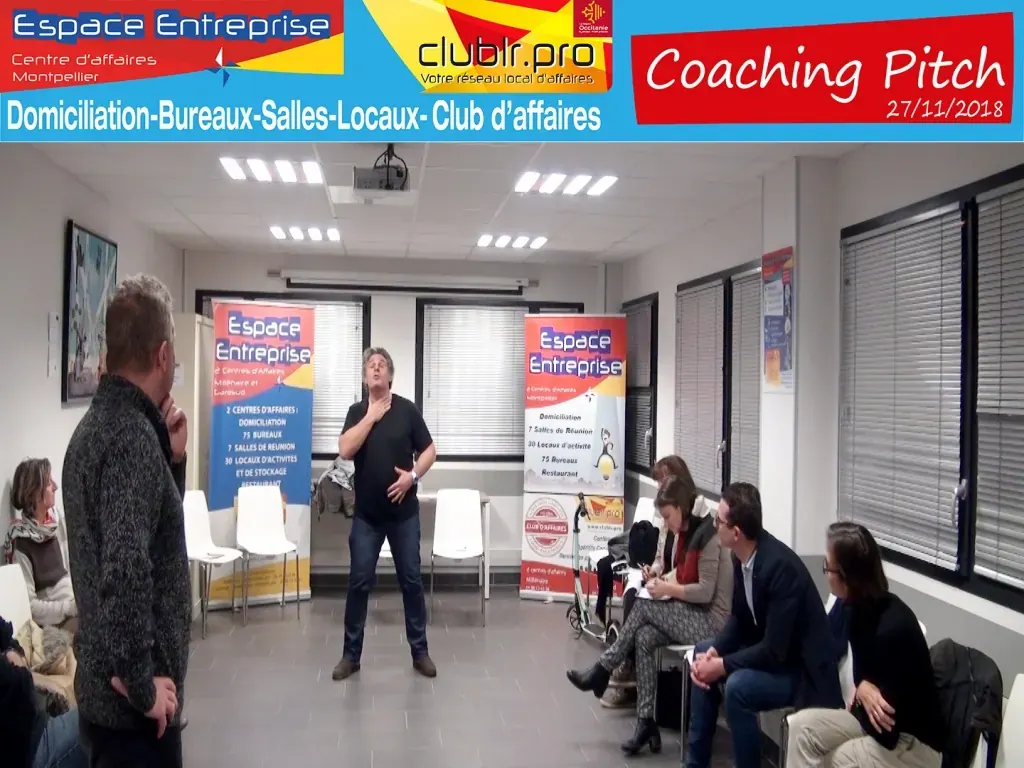 Coaching Pitch Club LR novembre 2018 à Montpellier : participante présentant son pitch devant le groupe assis en cercle