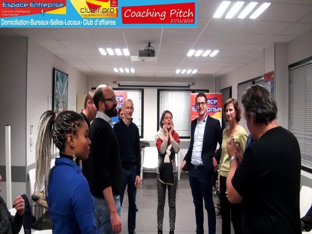 Coaching Pitch Club LR novembre 2018 à Montpellier : participants debout échangeant lors de l'exercice de coaching pitch