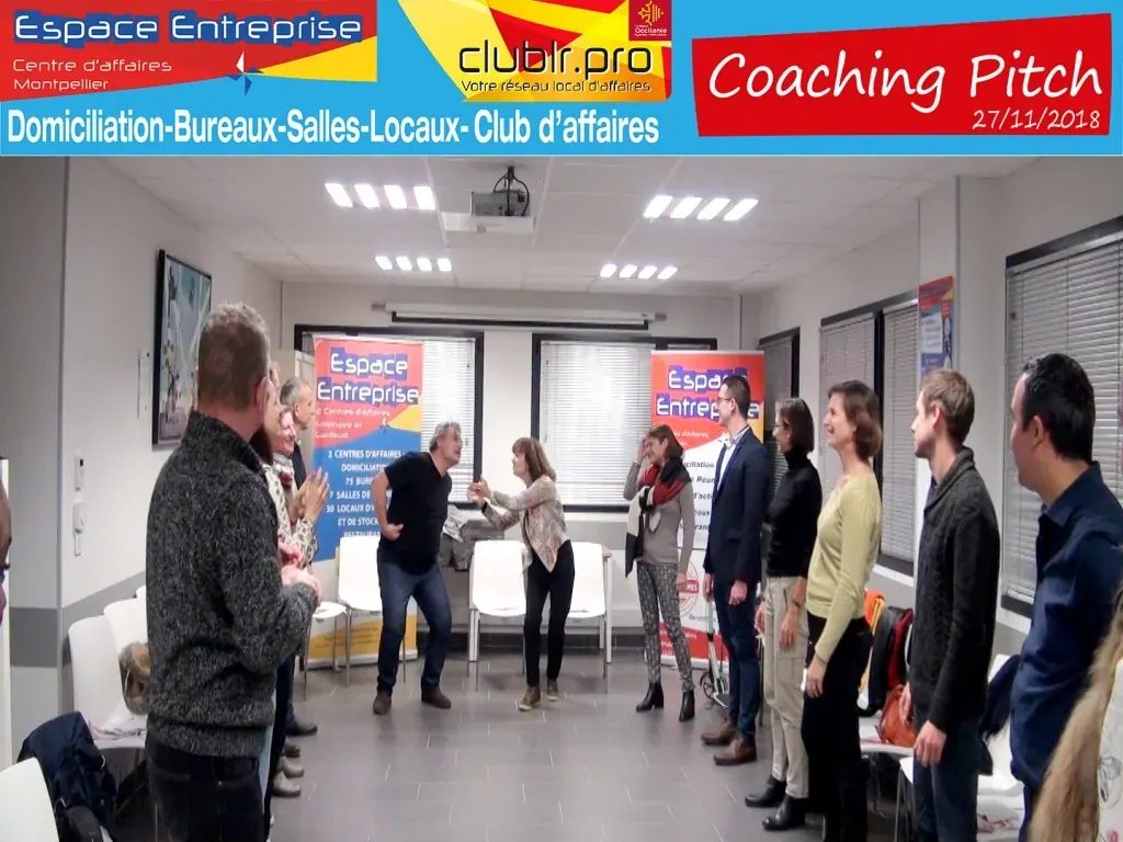 Coaching Pitch Club LR novembre 2018 à Montpellier : participants debout en cercle dans la salle de l'atelier coaching pitch