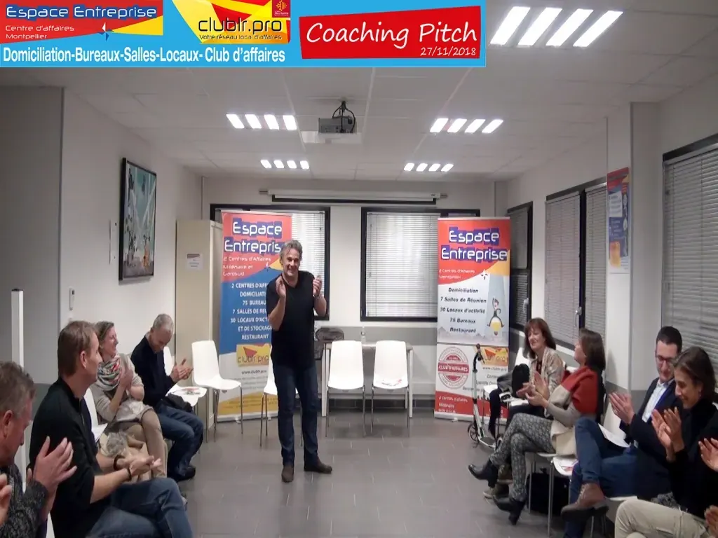 Coaching Pitch Club LR novembre 2018 à Montpellier : participants assis et debout applaudissant pendant l'atelier coaching pitch