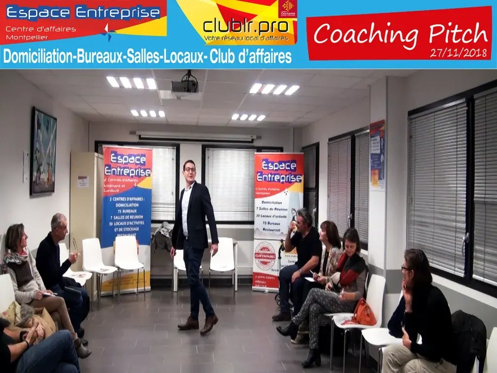 Coaching Pitch Club LR novembre 2018 à Montpellier : participant présentant son pitch devant les kakemonos Espace Entreprise