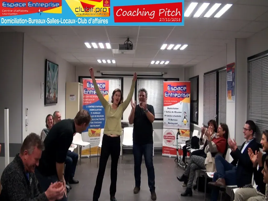 Coaching Pitch Club LR novembre 2018 à Montpellier : participante présentant son pitch avec gestes devant le groupe assis