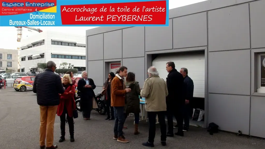 Accrochage d'une toile d'artiste chez Espace Entreprise Montpellier novembre 2018 : invités échangeant devant l'entrée du bâtiment sur le parking