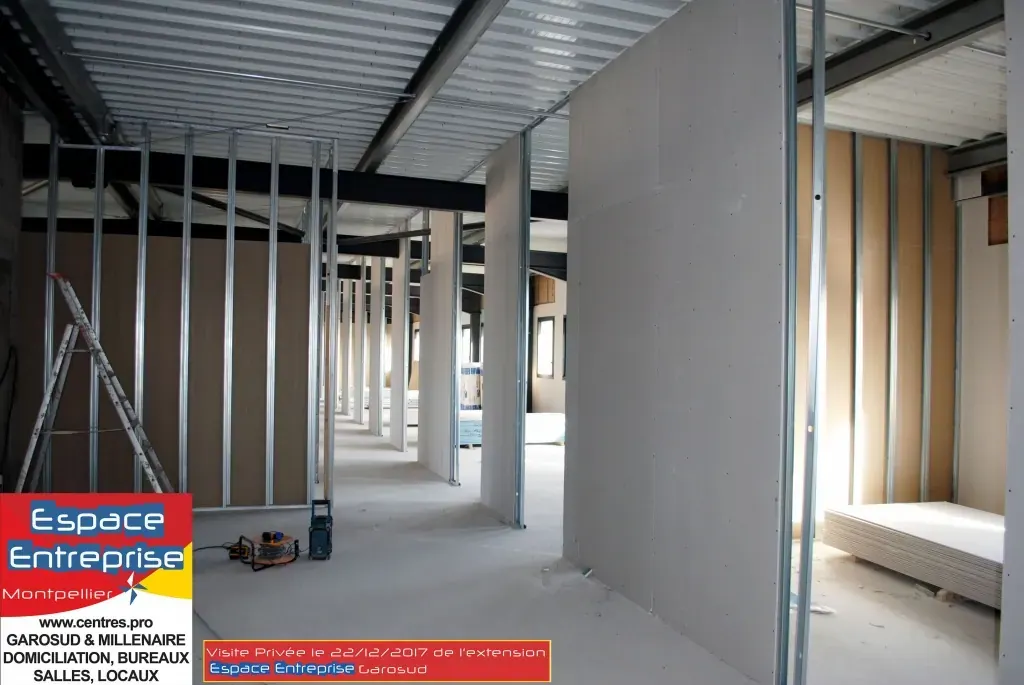 Visite privée de l'extension Espace Entreprise Garosud novembre 2018 à Montpellier : ossature métallique des cloisons dans les locaux en construction
