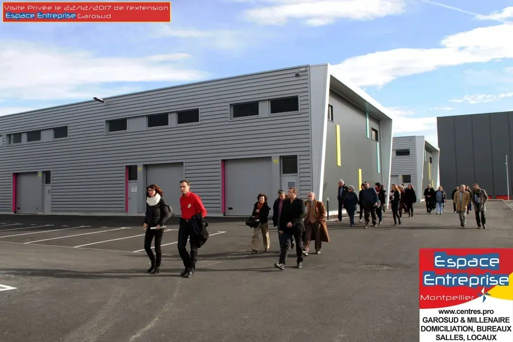 Visite privée de l'extension Espace Entreprise Garosud novembre 2018 à Montpellier : visiteurs marchant devant les nouveaux bâtiments de l'extension
