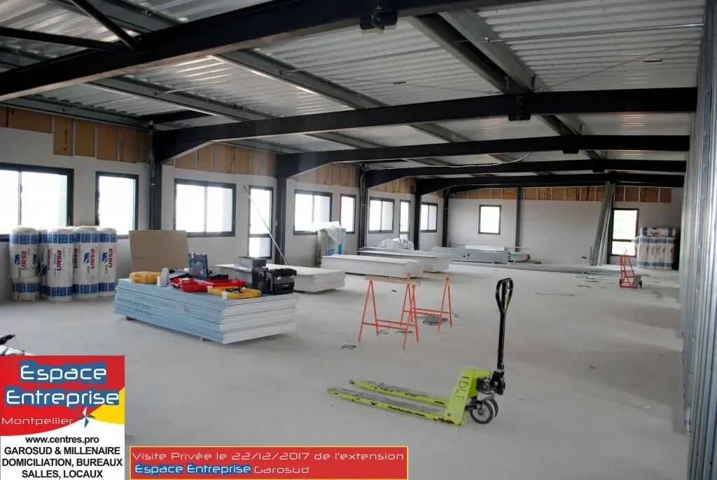 Visite privée de l'extension Espace Entreprise Garosud novembre 2018 à Montpellier : grand plateau en travaux avec charpente métallique et transpalette