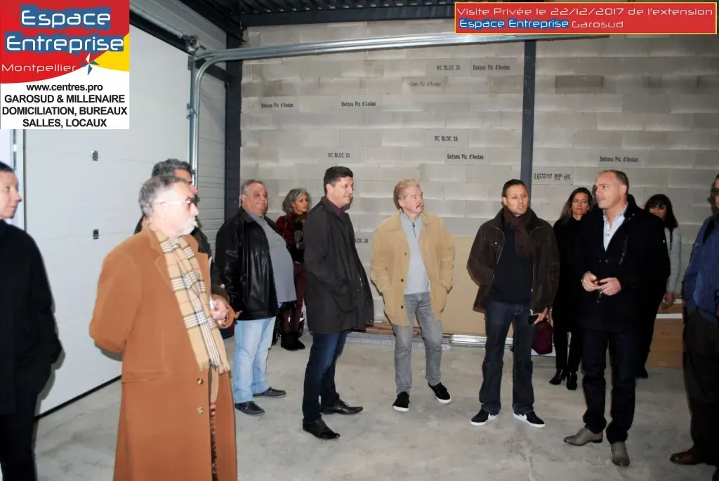 Visite privée de l'extension Espace Entreprise Garosud novembre 2018 à Montpellier : visiteurs rassemblés dans un local en chantier écoutant la présentation