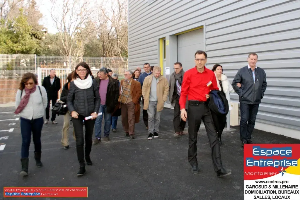Visite privée de l'extension Espace Entreprise Garosud novembre 2018 à Montpellier : groupe de visiteurs déambulant devant les portes des nouveaux locaux