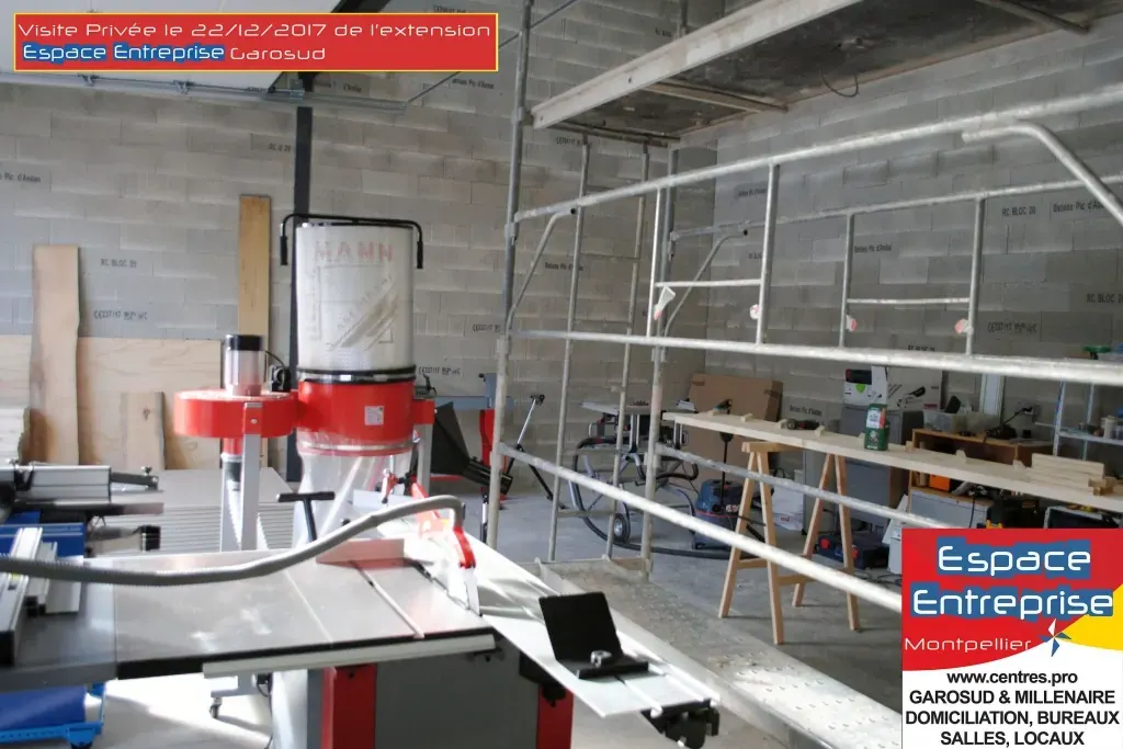 Visite privée de l'extension Espace Entreprise Garosud novembre 2018 à Montpellier : atelier en chantier avec outils et matériaux de construction