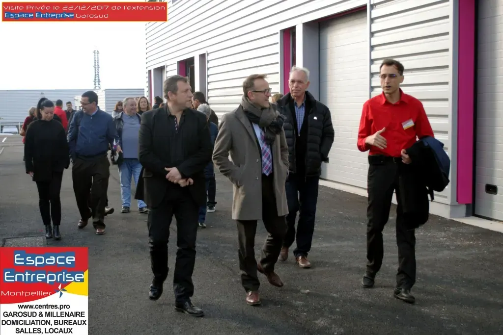 Visite privée de l'extension Espace Entreprise Garosud novembre 2018 à Montpellier : visiteurs discutant devant la façade des nouveaux ateliers