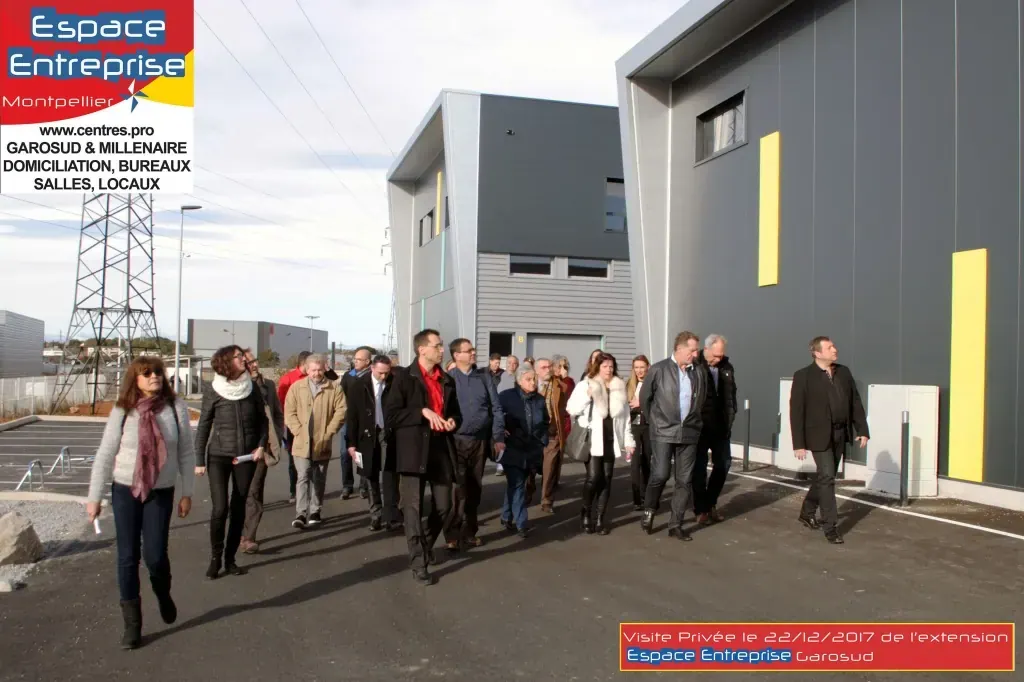 Visite privée de l'extension Espace Entreprise Garosud novembre 2018 à Montpellier : groupe de visiteurs marchant entre les bâtiments de l'extension