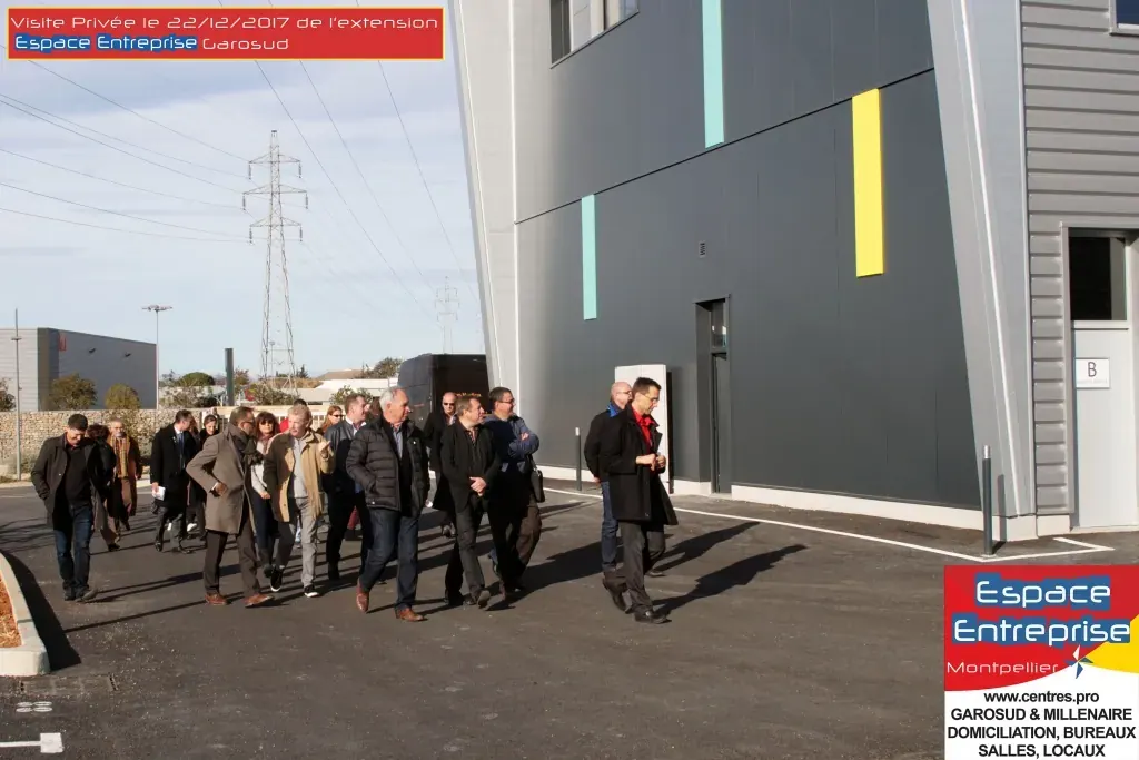 Visite privée de l'extension Espace Entreprise Garosud novembre 2018 à Montpellier : visiteurs rassemblés devant les bâtiments neufs à touches colorées