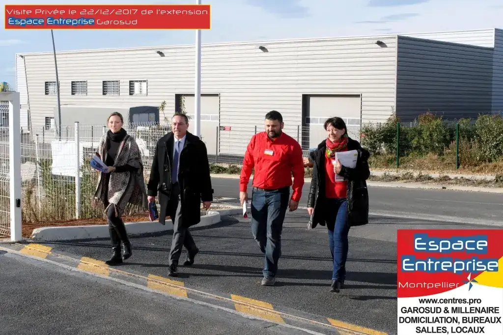 Visite privée de l'extension Espace Entreprise Garosud novembre 2018 à Montpellier : visiteurs marchant sur le parking devant les nouveaux locaux