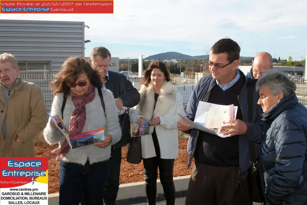 Visite privée de l'extension Espace Entreprise Garosud novembre 2018 à Montpellier : visiteurs consultant des plans devant les bâtiments de l'extension