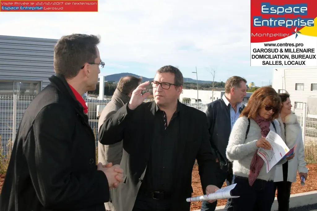 Visite privée de l'extension Espace Entreprise Garosud novembre 2018 à Montpellier : visiteurs en discussion devant la façade grise des nouveaux locaux