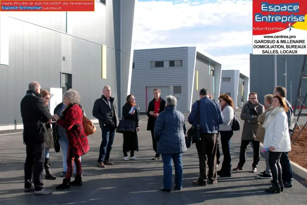Visite privée de l'extension Espace Entreprise Garosud novembre 2018 à Montpellier : groupe de visiteurs échangeant devant les bâtiments neufs