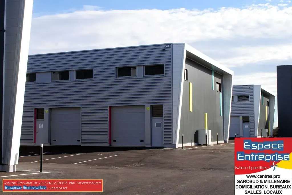 Visite privée de l'extension Espace Entreprise Garosud novembre 2018 à Montpellier : façade des nouveaux ateliers avec portes de garage colorées