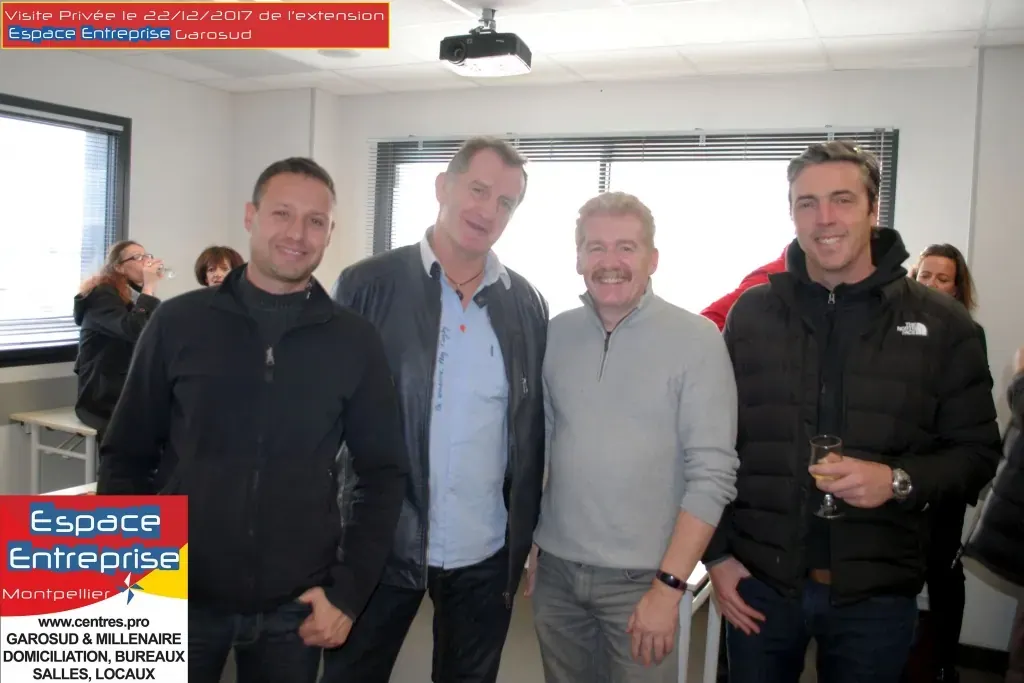 Visite privée de l'extension Espace Entreprise Garosud novembre 2018 à Montpellier : quatre participants posant verre à la main dans une salle