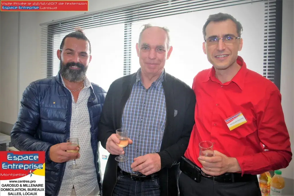 Visite privée de l'extension Espace Entreprise Garosud novembre 2018 à Montpellier : trois participants échangeant verre à la main pendant le cocktail
