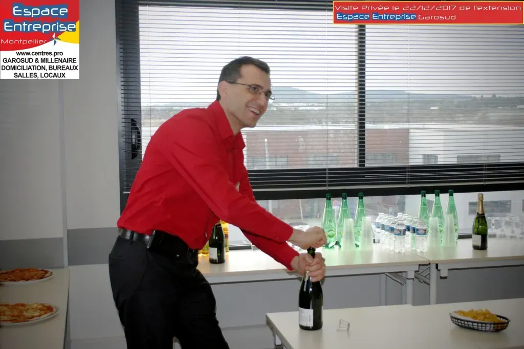 Visite privée de l'extension Espace Entreprise Garosud novembre 2018 à Montpellier : ouverture d'une bouteille au buffet installé dans une salle